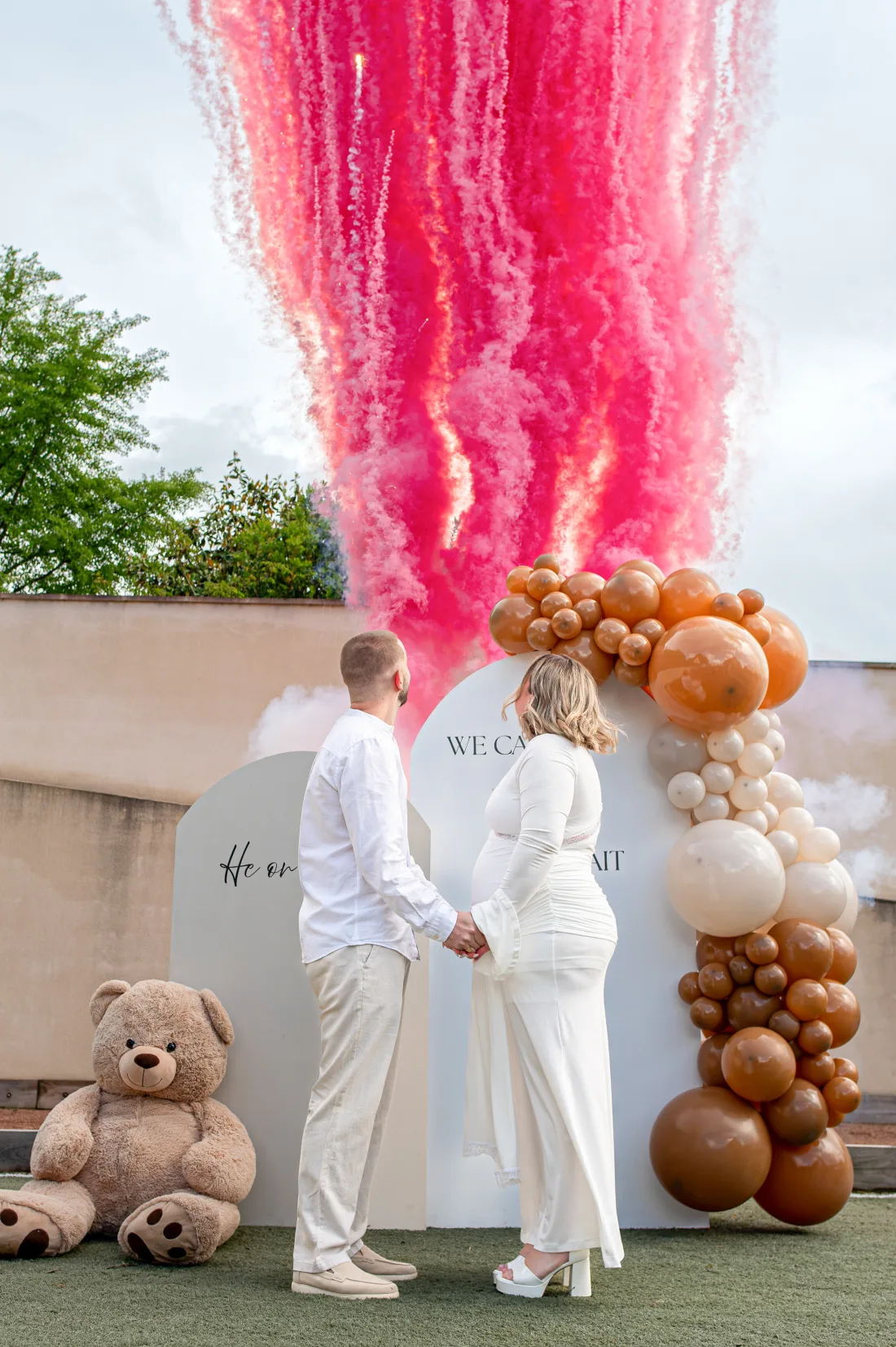 Fumigène rose intense lors d'un gender reveal