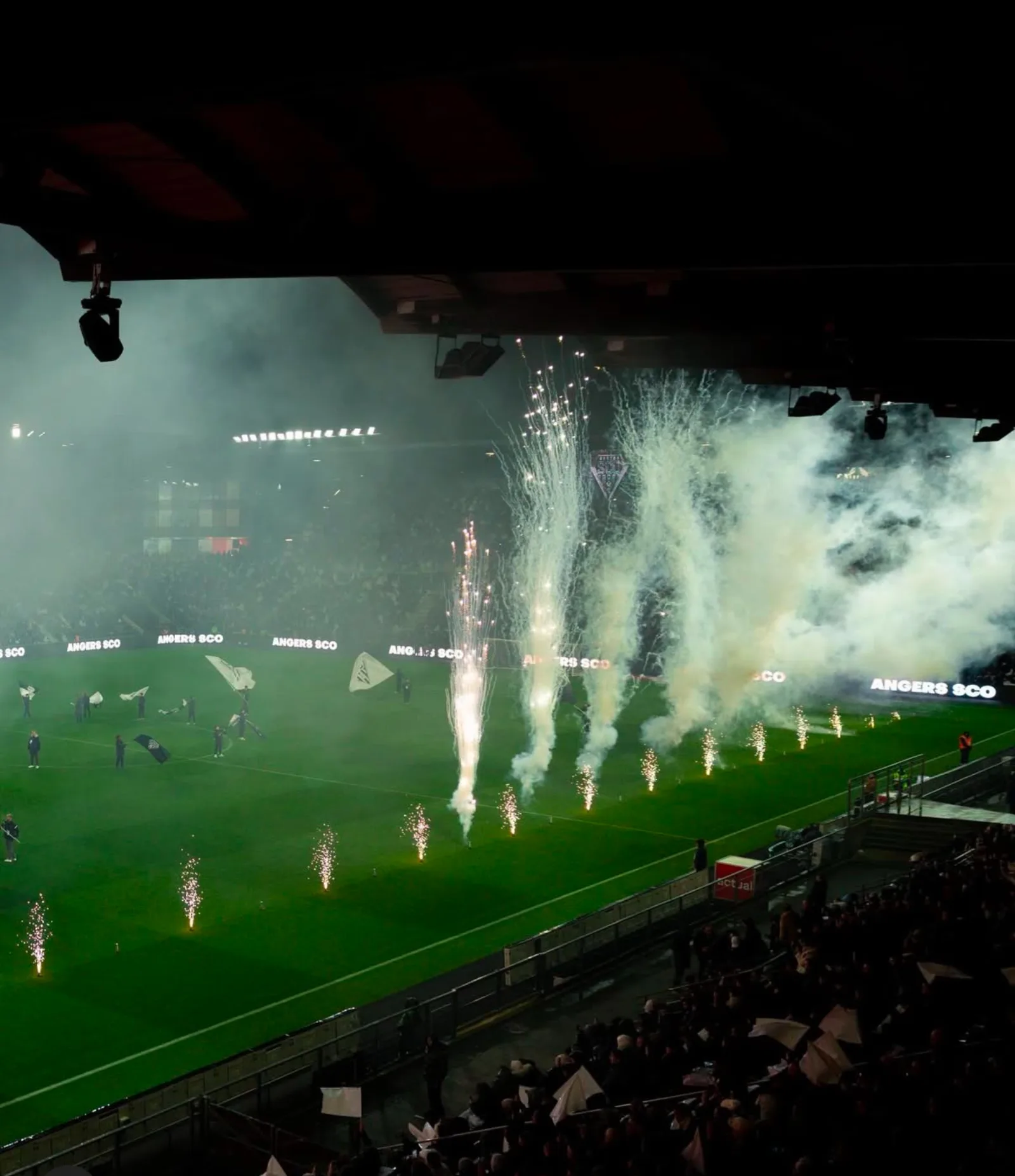 Gerbes d'étincelles à l'entrée des joueurs au stade Angers SCO
